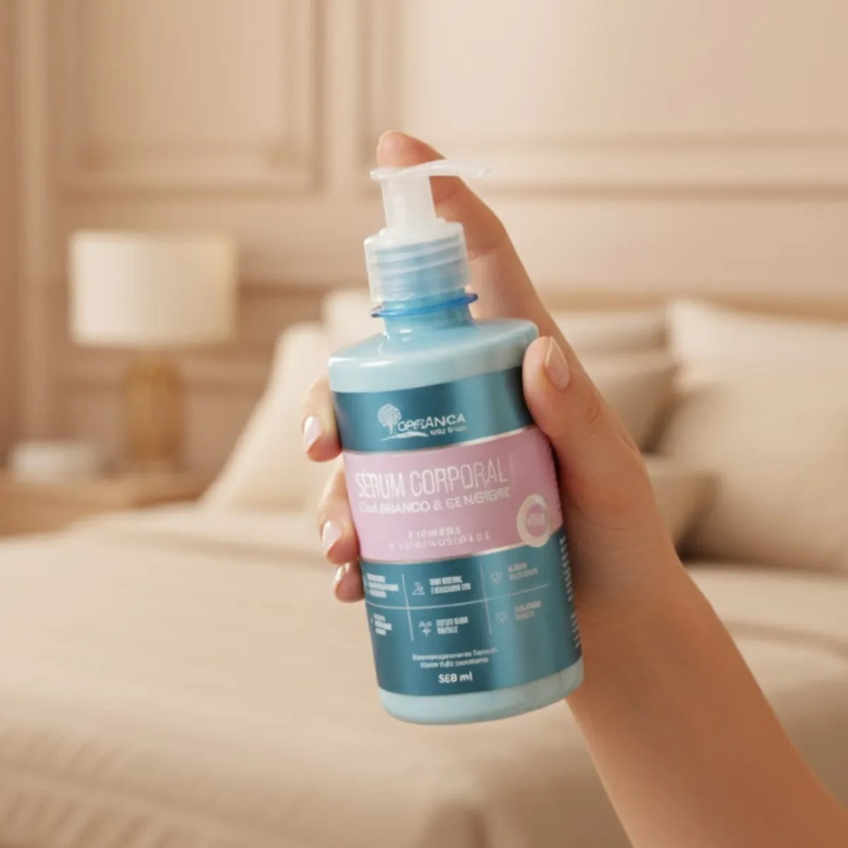 Mão segurando o Sérum Corporal Vegano Orgânica